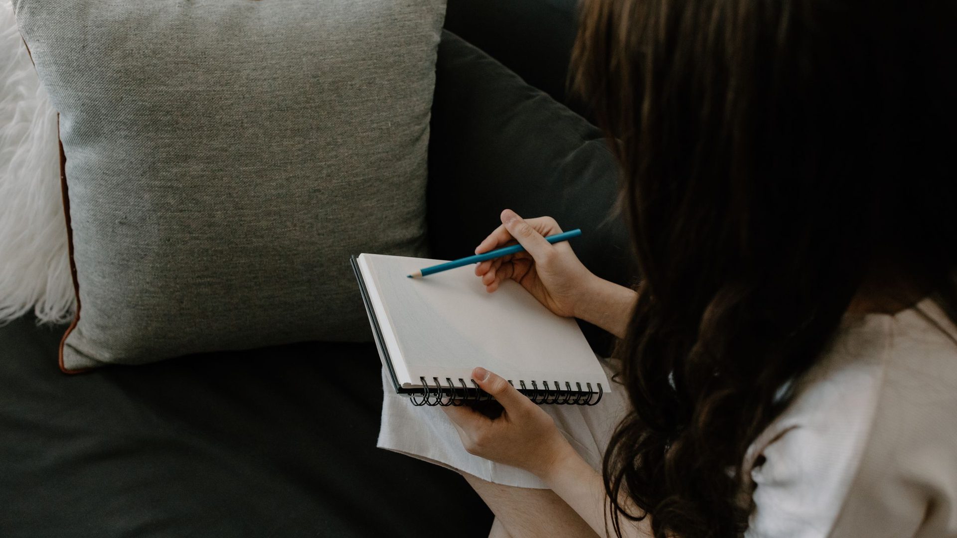 Pessoa a planear o conteudo de um blog novo num portatil