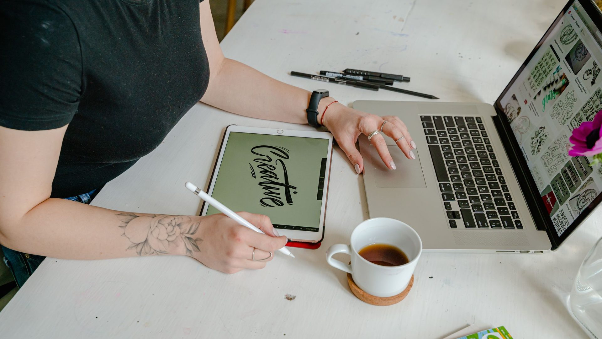 Pessoa a editar visualmente um site num portatil