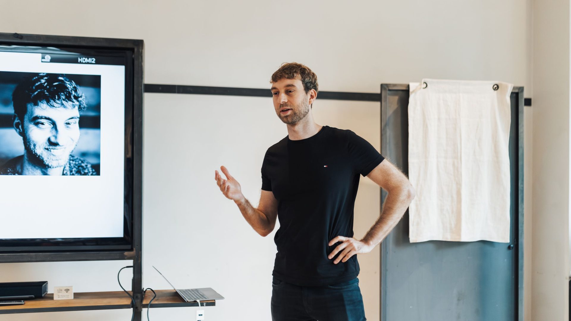 Jovem a apresentar com um projector num escritorio contemporaneo